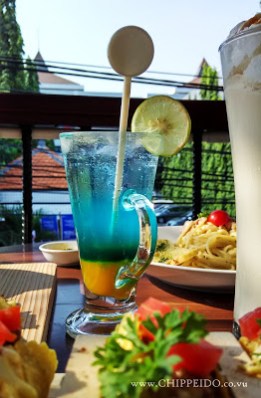 inijie_amanda_kohar_zybrick_cantina_jack_magnifico_putra_putera_nikita_kusuma_zybrick_cantina_ukp_universitas_kristen_petra_surabaya_kampus_mahasiswi_mahasiswa__kuliner_surabaya_chippeido_diary_culinary_merli_vicky_yuwono_food_blogger_photographer_pro_professional_patty_burger_blue_ocean_spongebob