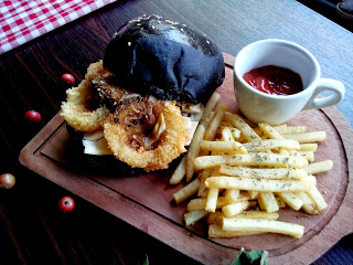 Foodie_workshop_food_photography_foodgasm_foodporn_love_likes_martografi_ukp_universitas_kristen_petra_university_college_life_love_likes_follow_christian_friendship_foodies_photography_contest_onthetable_hashtag_sister_brother_participants_chippeido_inijie_dirty_burger_dust_black_burned_gee_poo_pee