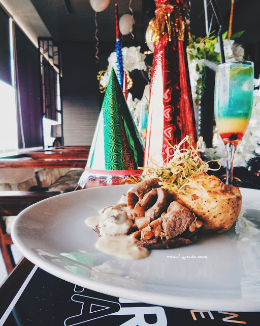 New year 2018, new year party, NY Party, NY Dinner , NY2019, influencer Surabaya, food blogger surabaya, kuliner surabaya, makanan murah, kencan murah, kafe instagrammable, seventeen lounge, Harris cafe, harris gubeng, pop hotel gubeng